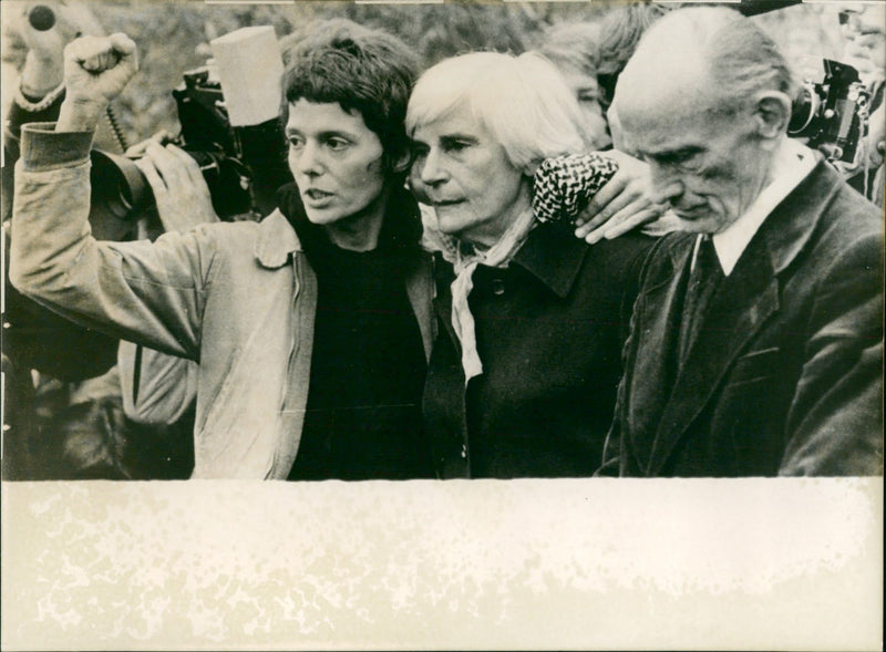 1977 MEINHOF ANDREAS BAADER GUDRUN ENSSLILA AND CARL RAS PECE WERE BURI PRESS - Vintage Photograph