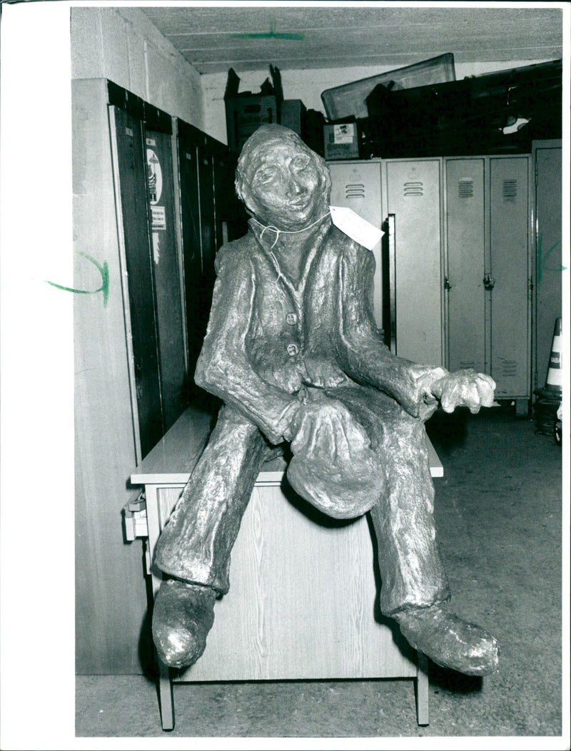 MONUMENT MONUMENT PROTECTION KAISESTI STRAEN KMAL MIYABE UNITA FILM - Vintage Photograph