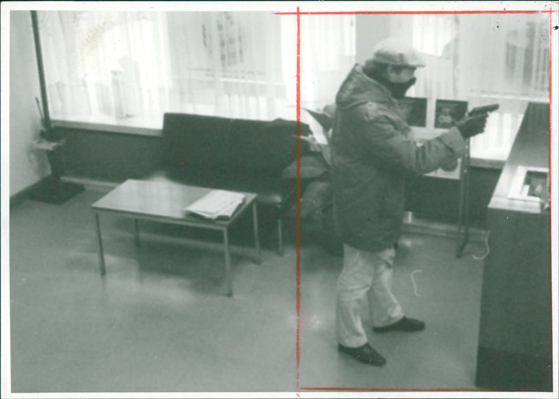 GELDRAUB HENBANK MAINZER ERZBANK BERGER FILMED BURGLARS BREAK INTO GERMAN - Vintage Photograph