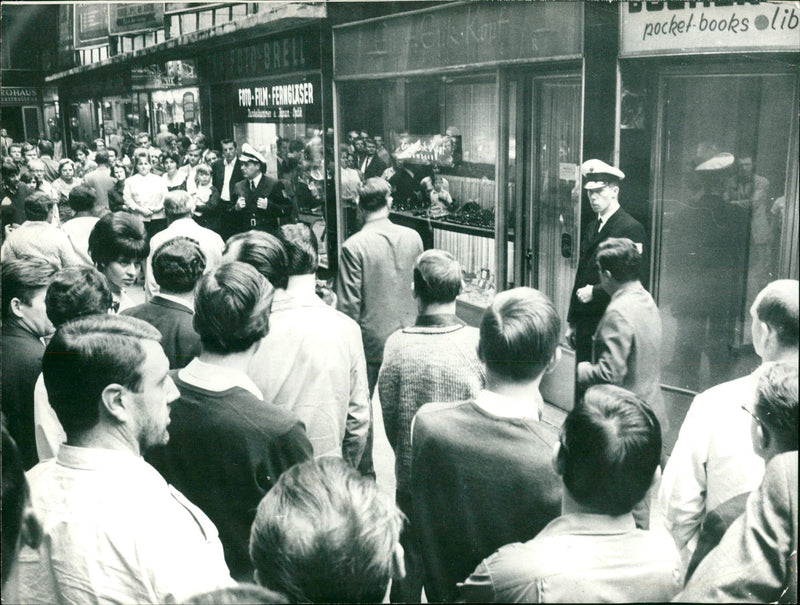 CRIMEA RAUB JUWE LENROUBO JEWELLER PUSCHNER MURDER HAD ENTERED JEWE - Vintage Photograph