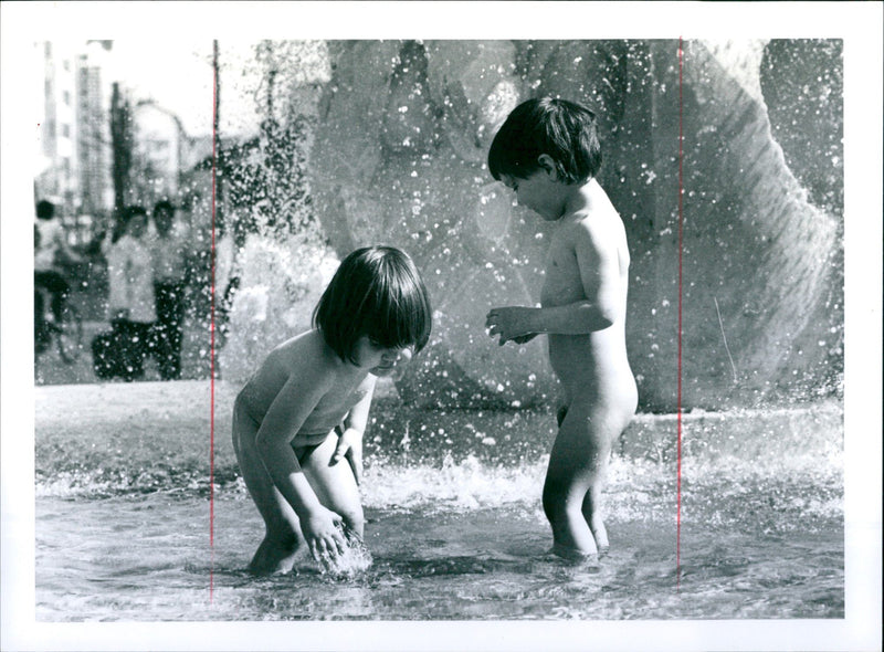1985 CALLS SBMUNEN IMAGERY BROCKHAUS FOUNTAIN ZEIL NACKEDEIS TOBIAS - Vintage Photograph