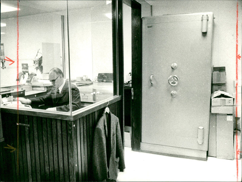 1973 Signature: 100/ Bi.1.73 - Vintage Photograph