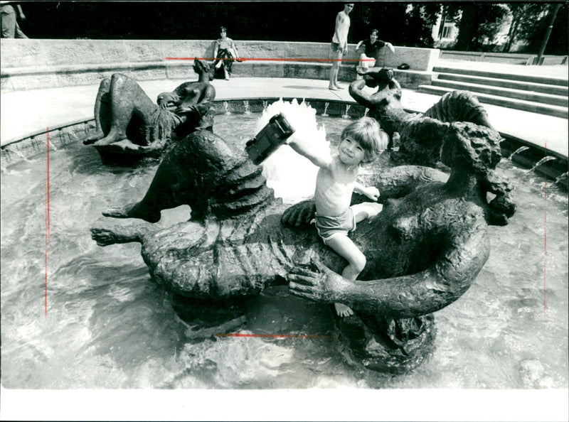 BRINNEN MARSHALL FOUNTAIN FOOLS RELEASED - Vintage Photograph