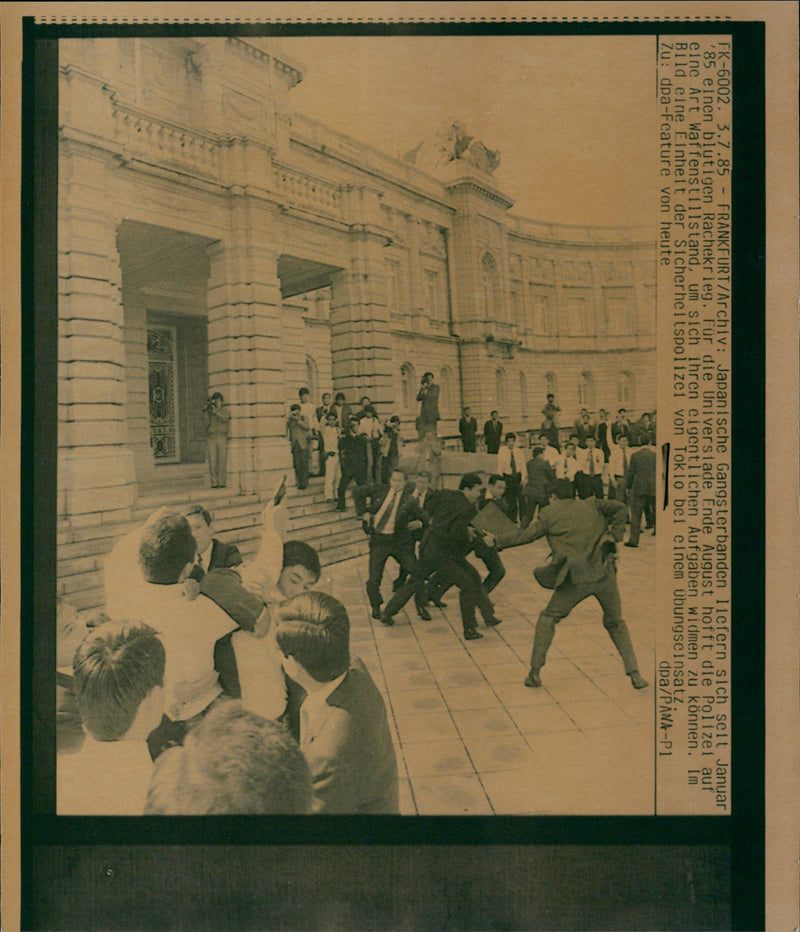 1985 JAPANESE GANGS GANGSTERS HAVE BEEN DELIVERING BLOODY REVENGE WAR SINCE - Vintage Photograph
