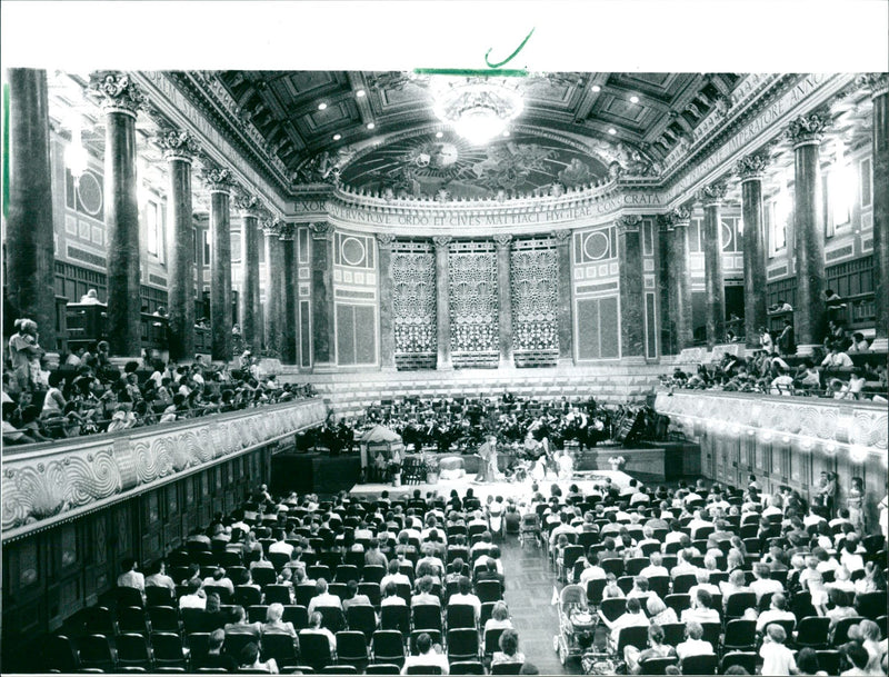 1992 SBADEN HAUS KOLONA FRIEDRICH CLASSICAL MUSIC MUST NOT ALWAYS SERIOU PETER - Vintage Photograph