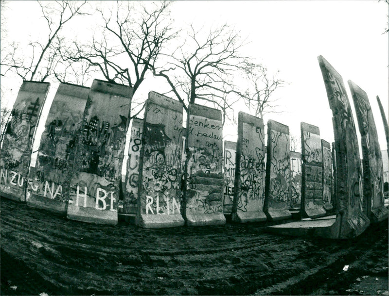 1990 MAUER MOST BEAUTIFUL PARTS BERLIN WALL ARE OFFE - Vintage Photograph
