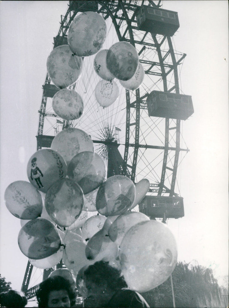 FERRIS WHEEL VIENNA PRATER HOLE SPRING WEATHER - Vintage Photograph
