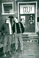 1988 HEADING APOTHECARY GARDEN FLOWERS PLANTS FAST BACK HOUSE SIN WELL FILM - Vintage Photograph