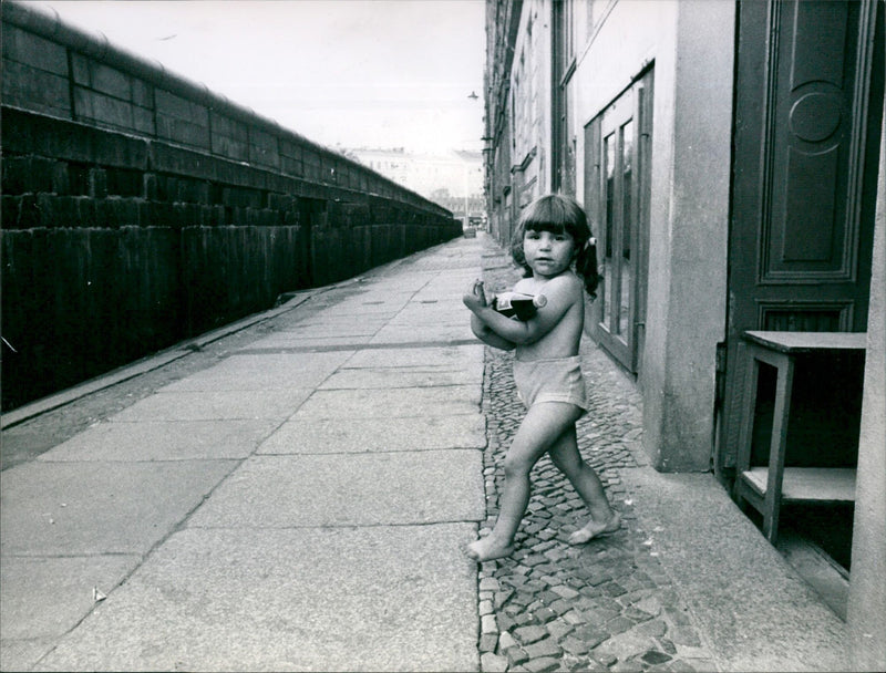 1987 BERLIN VSRTAL CROSSBERG BUNKER SYSTEM EVERYDAY LIFE - Vintage Photograph