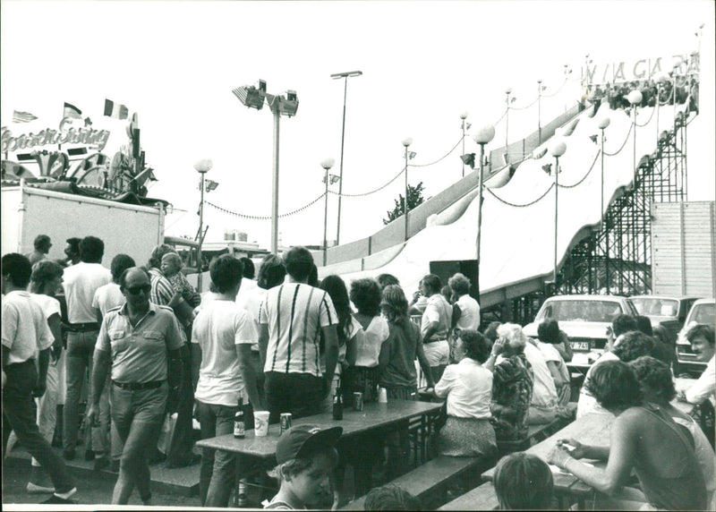 GILBELES NATURE DAN HALA BEU BHD VILBEZ VIL BEZ - Vintage Photograph