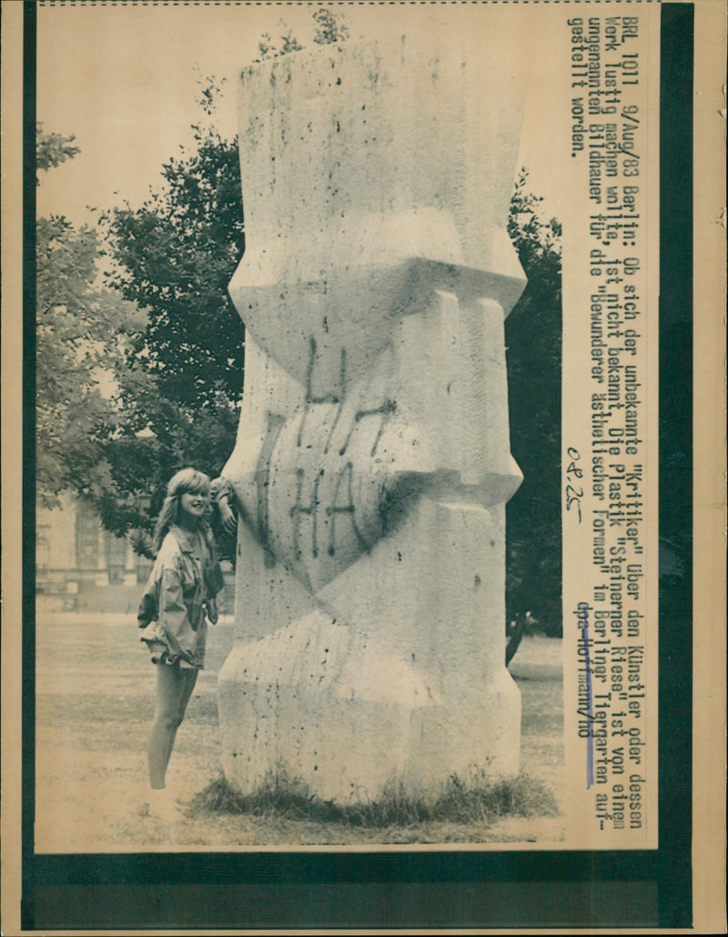 ERLIN GARDEN ANIMAL SCULPTURE STONE GIANT SCU - Vintage Photograph