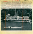 1979 THIS BASIS SCHLO BIEBRIC WELL INTERNATIONAL MOVIE ENGLISH GERMAN - Vintage Photograph