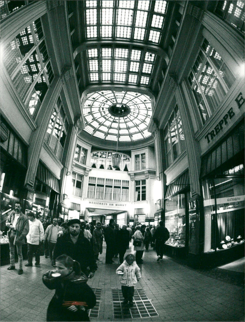 1991 MISCELLANEOUS LEIPZIG WILT BACK TOP ARD UHR INVESTMENT FILM - Vintage Photograph