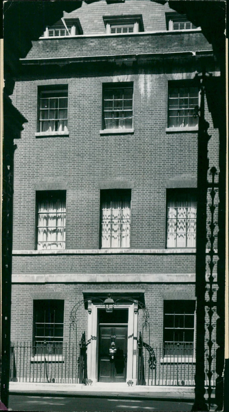 1982 BOWLING DOWNING STREET MAN DATTER SIGNATURE NDON FRANKFURTER - Vintage Photograph