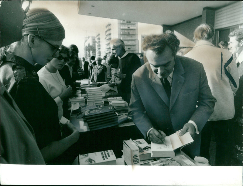 1970 WELL KNOWN WRITERS SAND AND SOLD NATIONAL PETER - Vintage Photograph