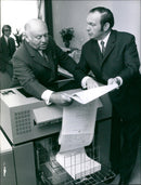 1971 ENTRY OLYMPIA MAPS COMPUTER GET ALL REVENUE THAT ARE CONNECTED - Vintage Photograph