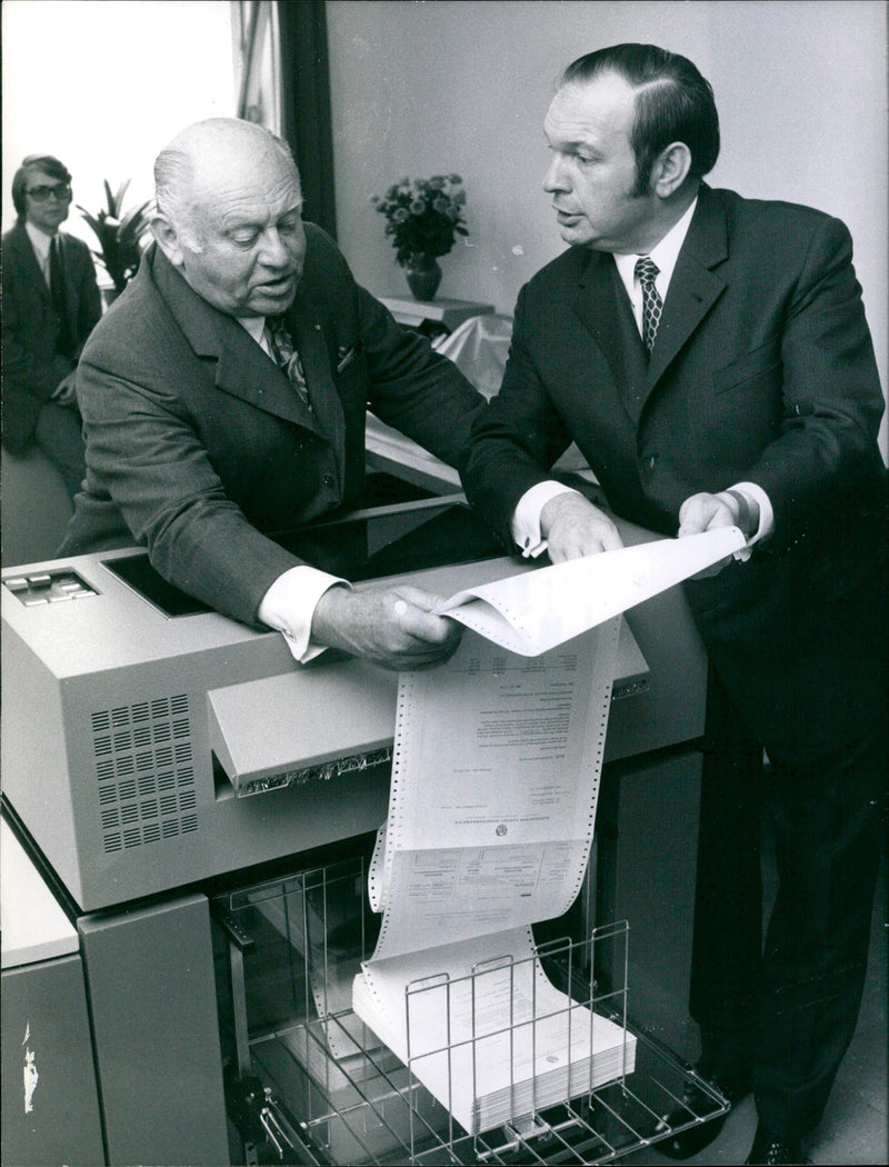 1971 ENTRY OLYMPIA MAPS COMPUTER GET ALL REVENUE THAT ARE CONNECTED - Vintage Photograph