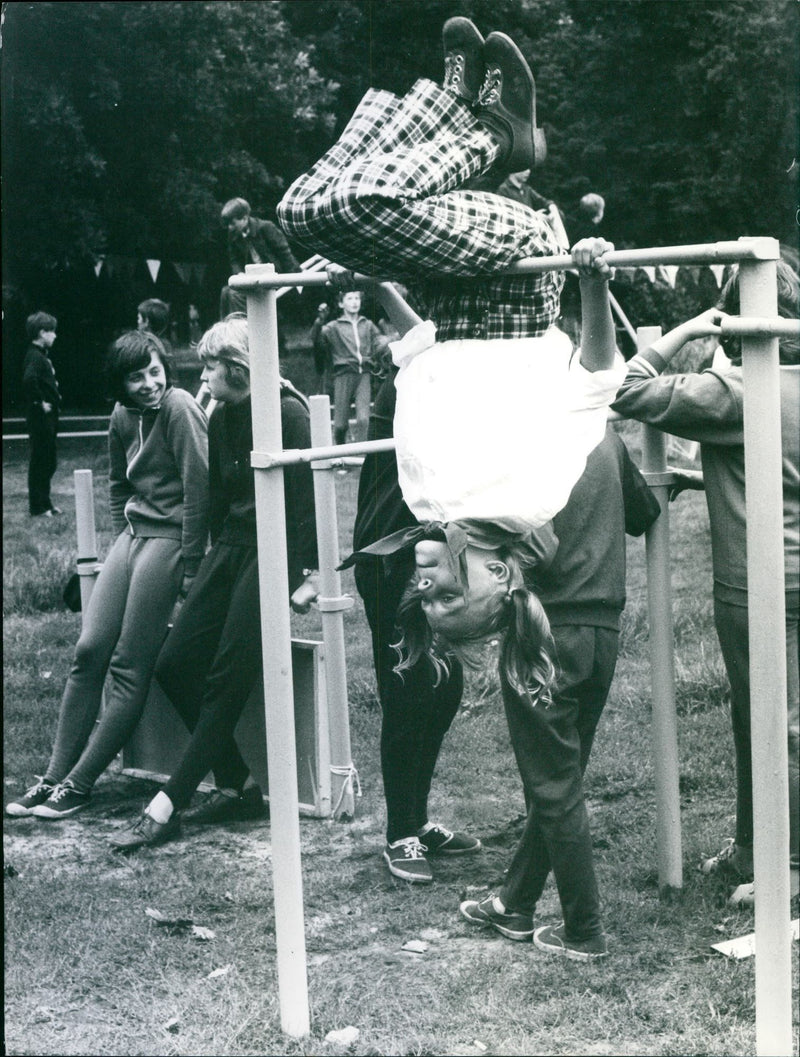 PIONEERS PIONEERS PART JALU FREIZURSE AWARDWINNING ROMANIAN FILM - Vintage Photograph