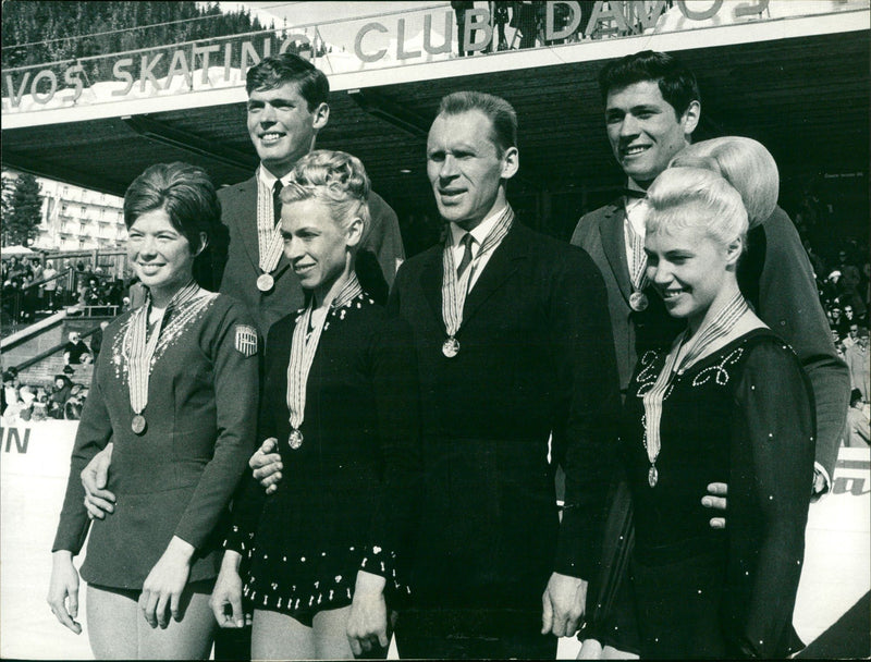 1966 WORLDS CHAMPIONSHIPS FIGURE SKATENS DAVOS PAIR GURE - Vintage Photograph