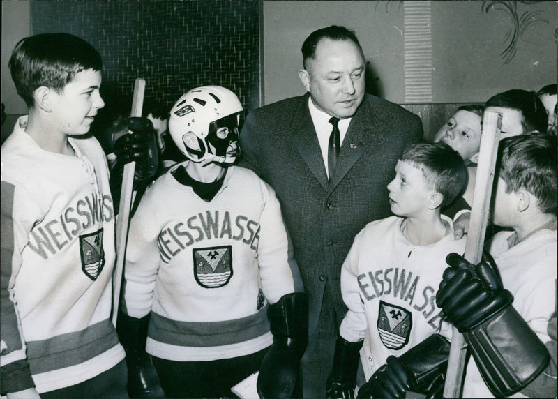 POLICYMAKERS ABROAD SWIS EISSW WISW GERMAN MAGAZINE PUBLIC FILM - Vintage Photograph