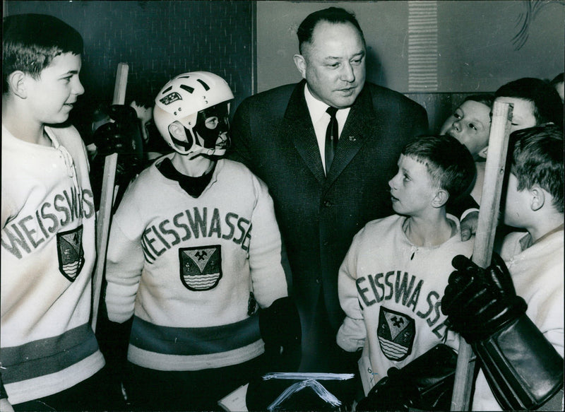 EISSWA ASALS POLICYMAKERS ABROAD NEW FILM BERLINBASED GERMAN DIR - Vintage Photograph