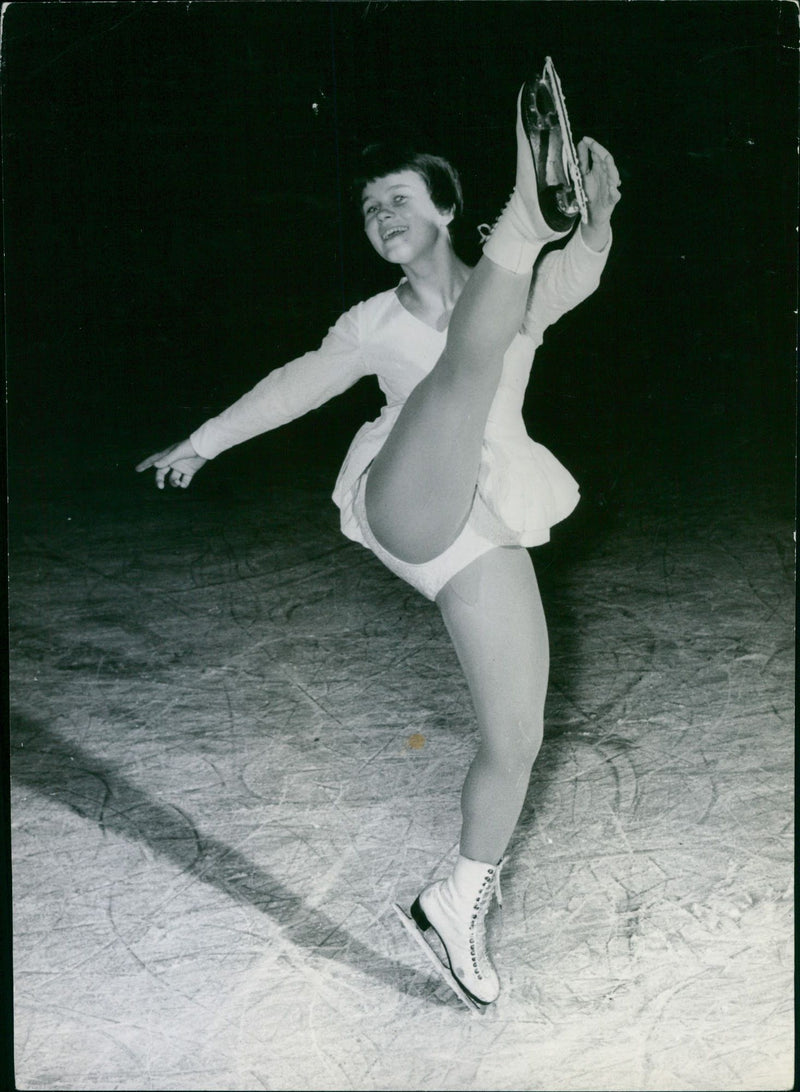 Figure skating CSSR / Zdenka Cizkova - Vintage Photograph