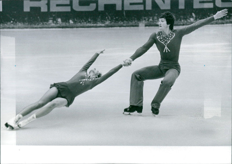 Marina Schulz and Uwe Bewersdorf, ISU show run in 1981 - Vintage Photograph