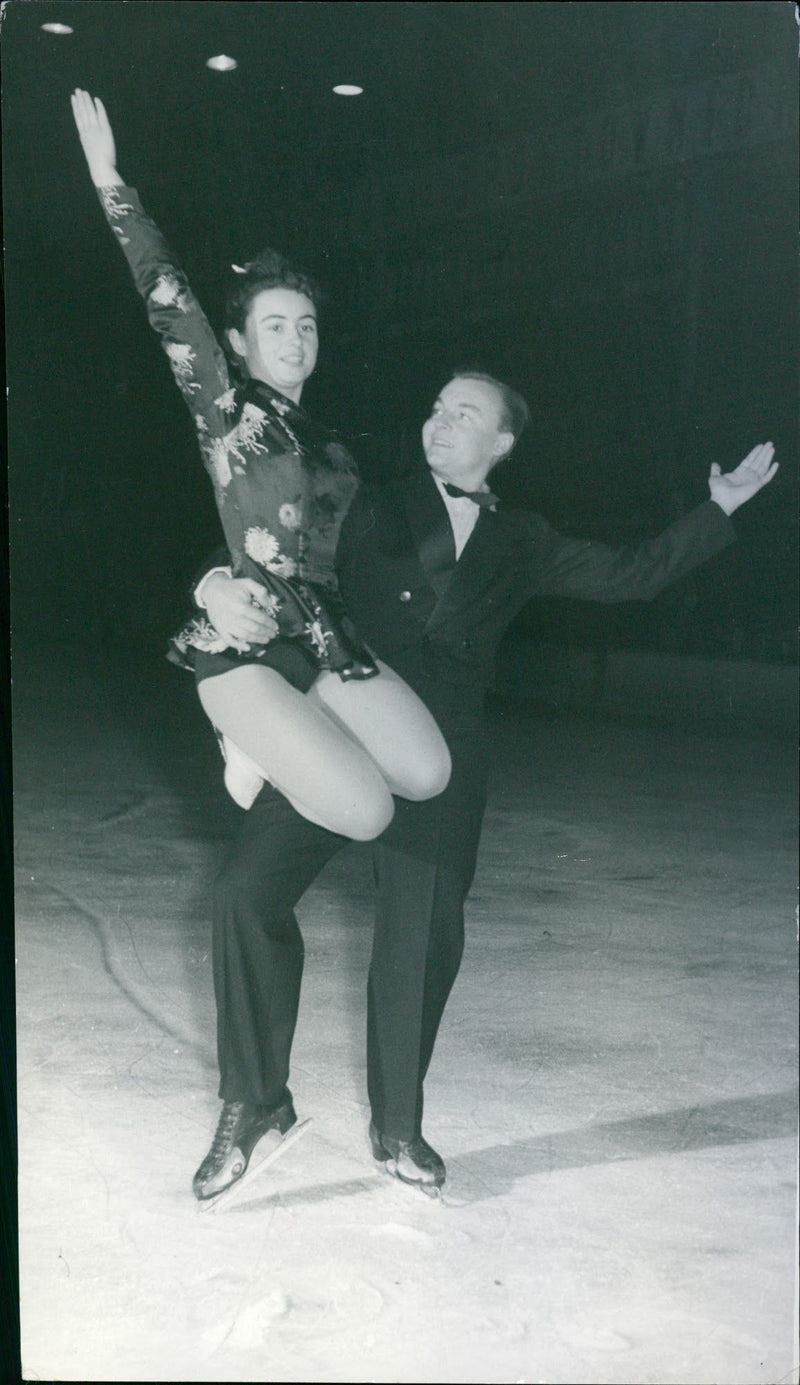 Figure skating CSSR Hana Dvorakova / Karol Vosatka - Vintage Photograph