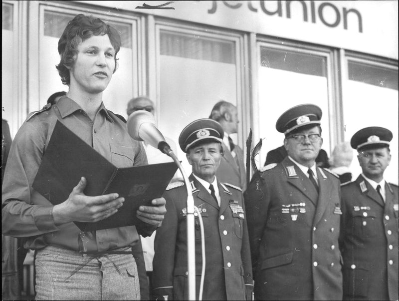 Manuela Gross pledge on the occasion of a roll call. - Vintage Photograph