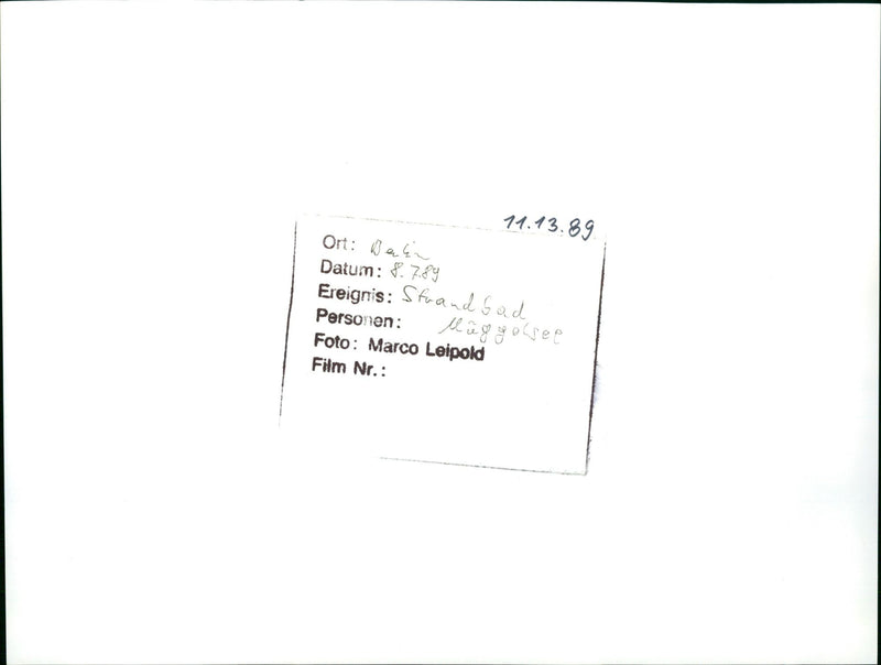 1989 STRANDBAD MUGGELSE LOCATION DEL DATE EVENT BEACH SAD PEOPLE MUGGO LAKE FILM - Vintage Photograph