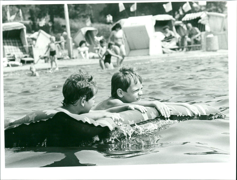 1989 STRANDBAD MUGGELSE LOCATION BELIZ DATE EVENT BEACH PEOPLE FILM - Vintage Photograph