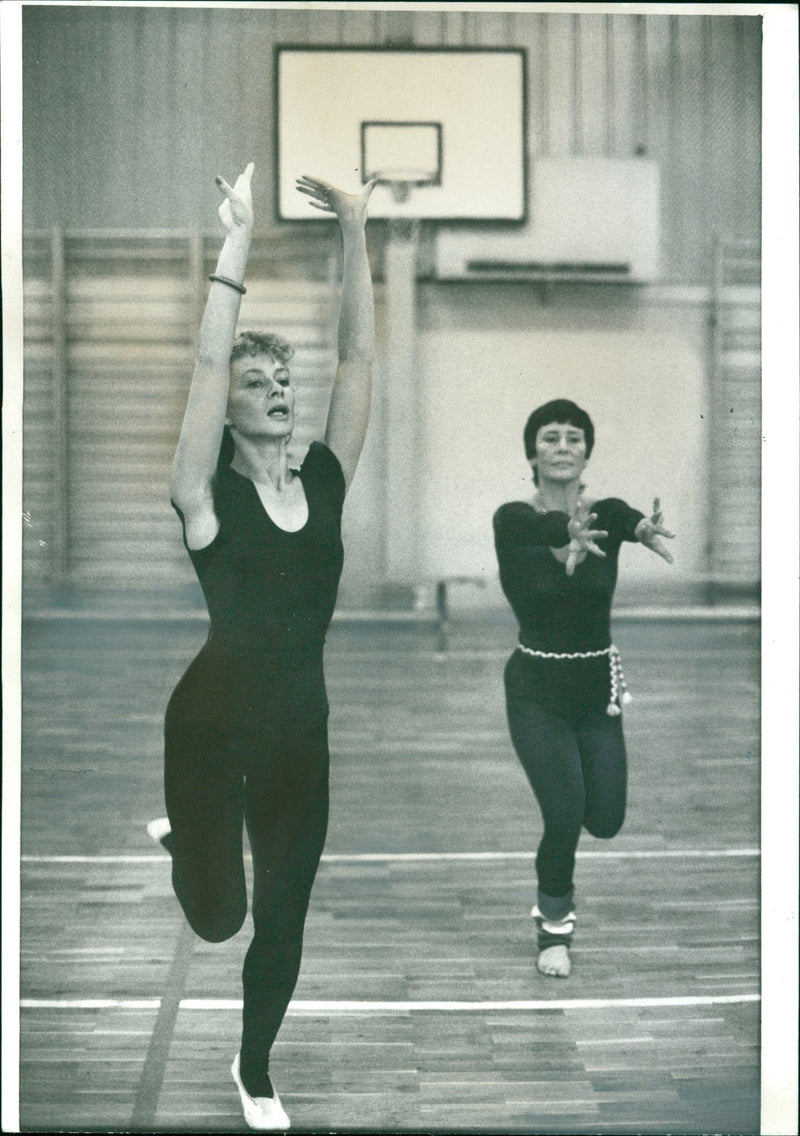 Pop gymnastics - Vintage Photograph