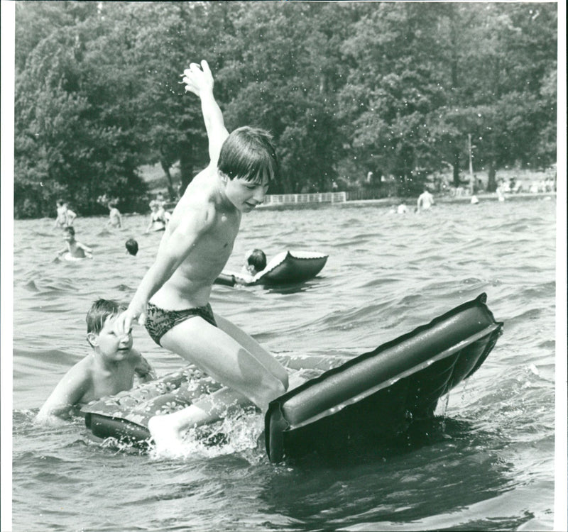 1989 STRANDBAD MUGGELSE STRAND SACH PLACE DECI DATE EVENT PEOPLE FILM - Vintage Photograph