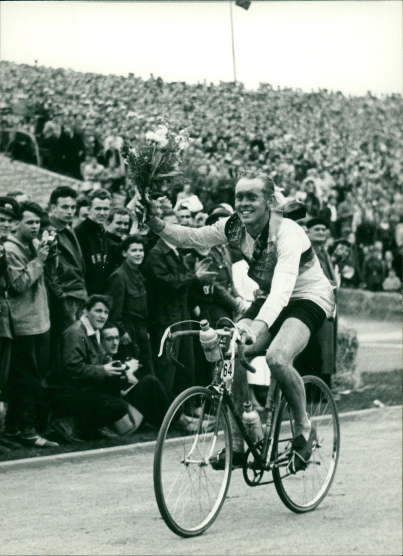 6th stage of the international long-distance cycle tour in 1956 - Vintage Photograph