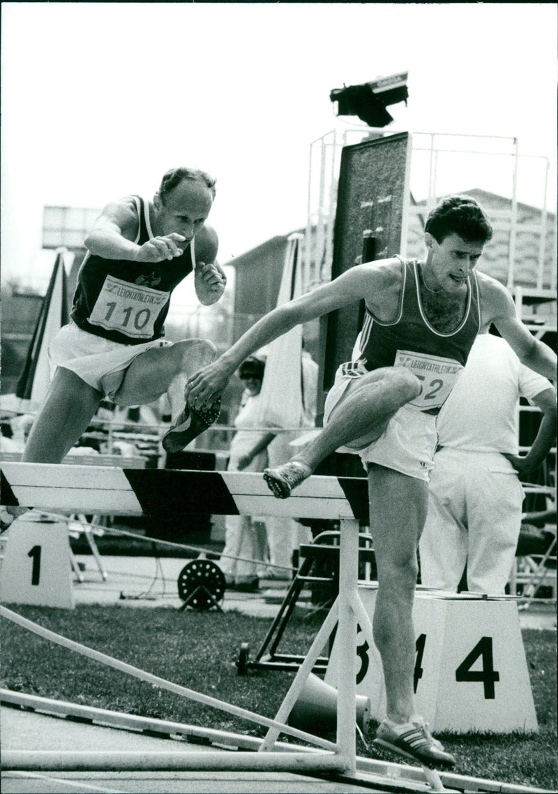 1989 LIGHTWEIGHT ATHLETIC DISTANCE OBSTACLE WON CSSR RACE - Vintage Photograph