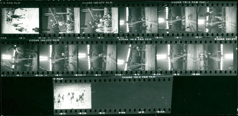 KODAK TRI PAN FILM TRX TAN FILTJOT VOLLEYBALL PLAYER GIVBLMGARES - Vintage Photograph