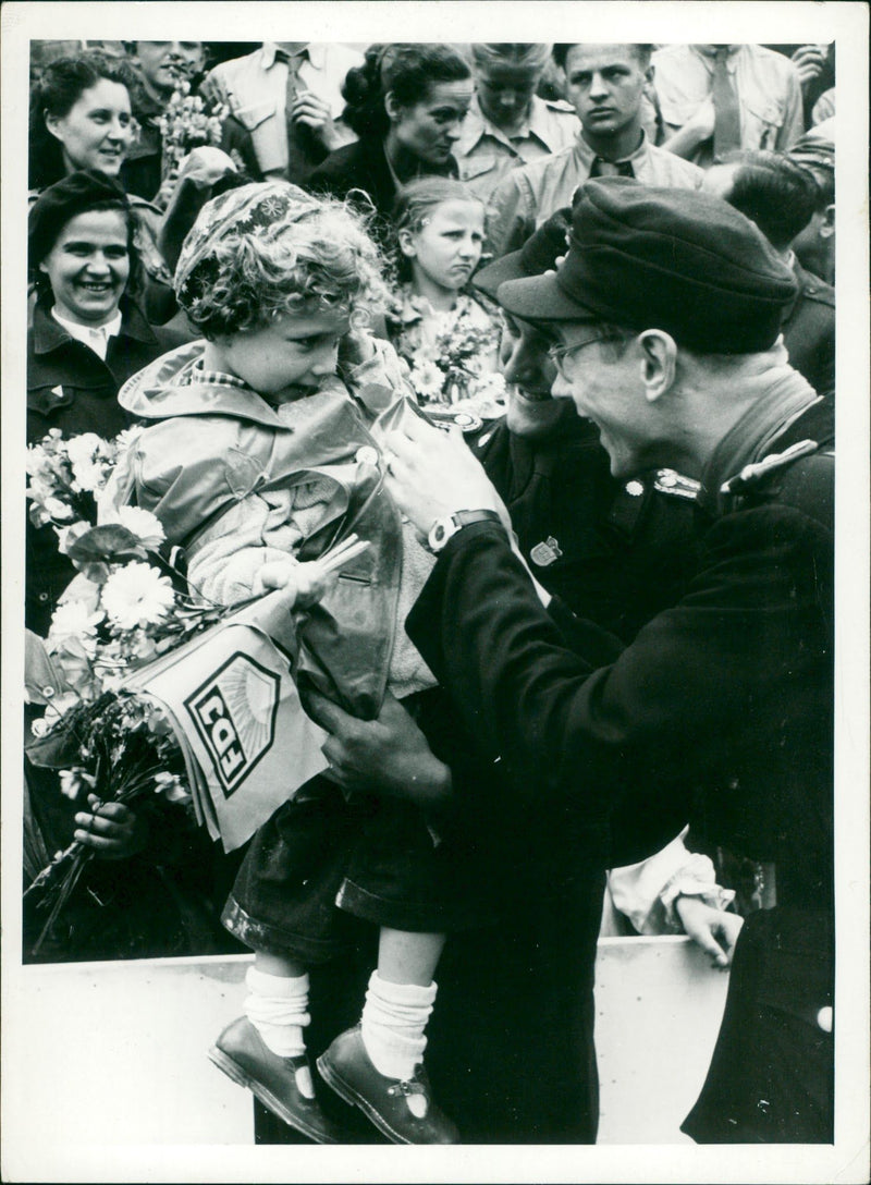 PEACE ROCK JEESSOPEN JOULU SELAMMARUSIGE GDR LIVLIS HANI FILM WELL - Vintage Photograph