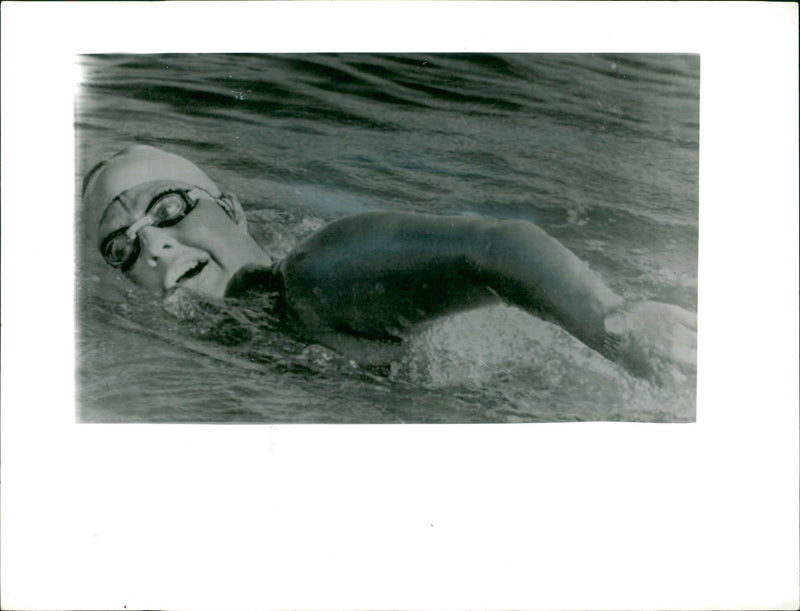 SWIMMING WATER SPRINGS GERMAN SWIMMER LYNNE COX ASKED FIRS - Vintage Photograph