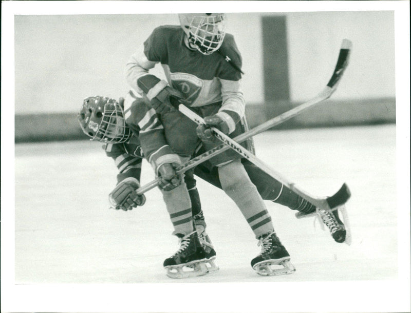 1990 SPARTAKICIGLE BERLIN CONEN ICE HOCKEY BREAK MOVING PLAYER HASSENSTE - Vintage Photograph