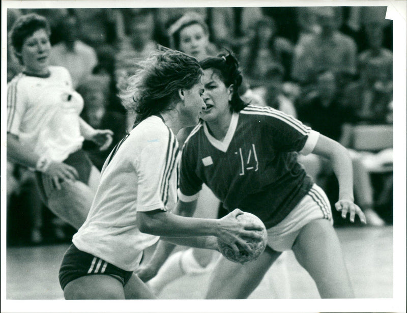 1987 SIT WRITER GALINA TIAN BERRIA KUINDDAR - Vintage Photograph