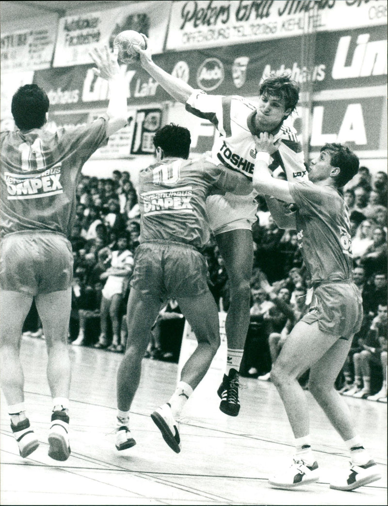 HANDBALL BUNDESLIGA PETERS THAUS POBOSHA ALA TOSH SKIPEX SANTIV - Vintage Photograph