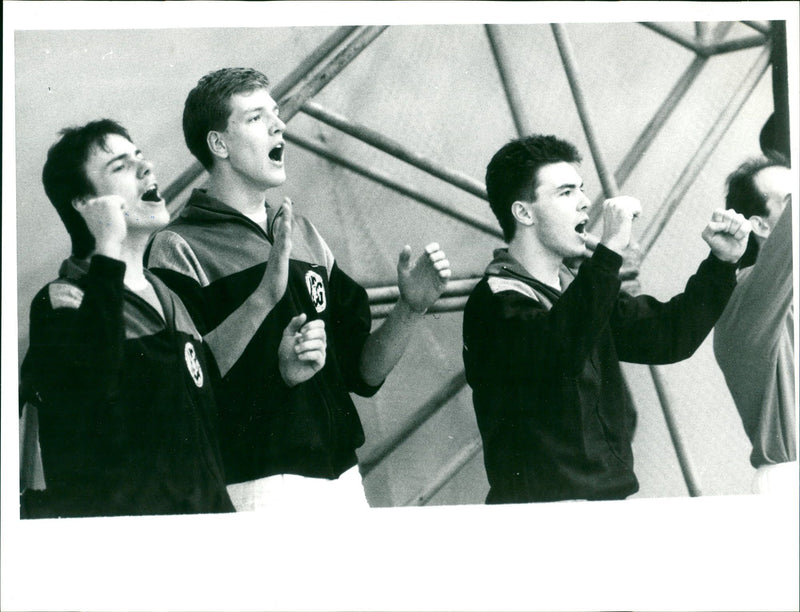 UMBOLDT BERLIN GAME CAT PLACE ONLIN DATE EVENT CAP PERSO FILM - Vintage Photograph