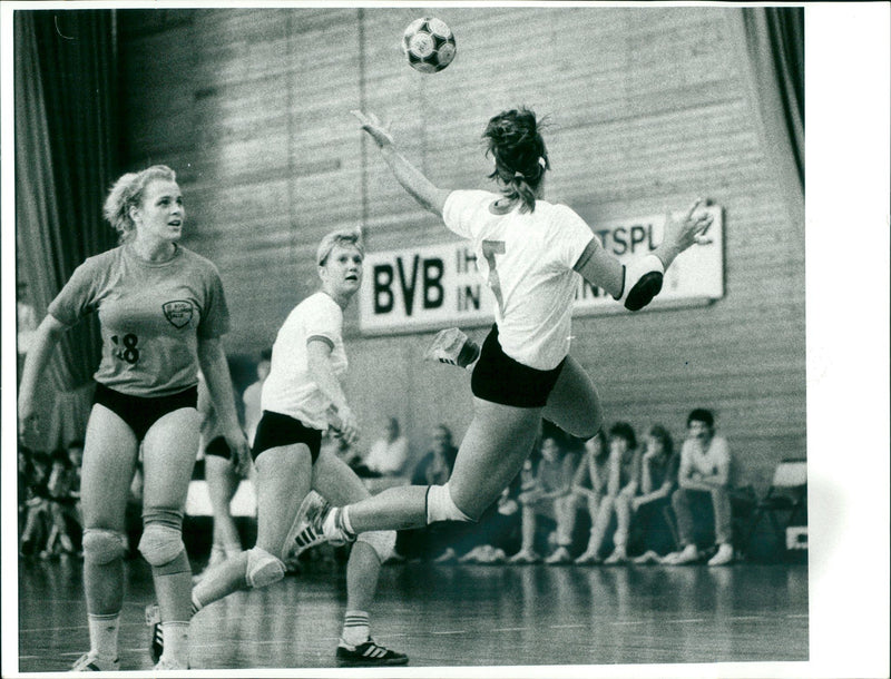 OBERLIGA WOMEN TSPL BVB INIANKA FISTARAL CATWIN PETRAL KATRIA PETROLD FILM - Vintage Photograph