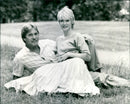PHOTO SHOWS DEE WALLACE WITH HER HUSBAND CHRISTOPHER STONE - Vintage Photograph