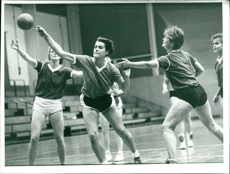 1985 STUDENTS HANDBALL BERLIN PADAGOGICAL SCHOOL KINDERGARTEN FILM - Vintage Photograph