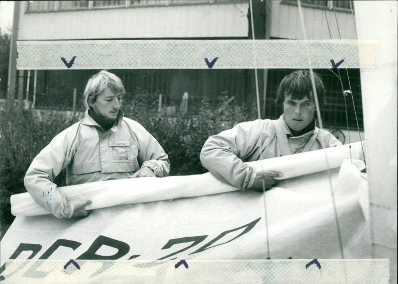 1982 SAILING PEOPLE DET FILM NUMBER EREIGABI JUURGERE - Vintage Photograph