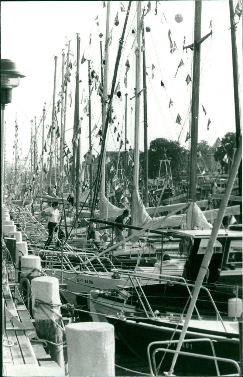 GERHARD MARTENS WARNEMUNDE ROSTOCKER STR DAY SEGHER FULL FILM - Vintage Photograph