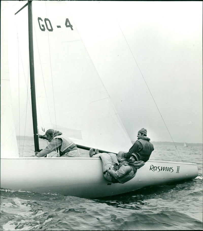 SEGELNGO RASMUS TSOLING DUETER BELOW SCBG ROLAND SCHWARZ MELIENSCOOL KTO - Vintage Photograph