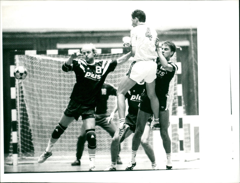 HANDBAL BERLIN FCD DUKLA PRAGUE ANDREAS NEITZOL MARTIN KLINDAS MAILI FILM - Vintage Photograph