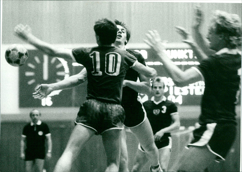 1984 OBERLIGA MANNER ELYE RADOW CATCH QUEREA STREETA PETER PLACE DATE FILM - Vintage Photograph